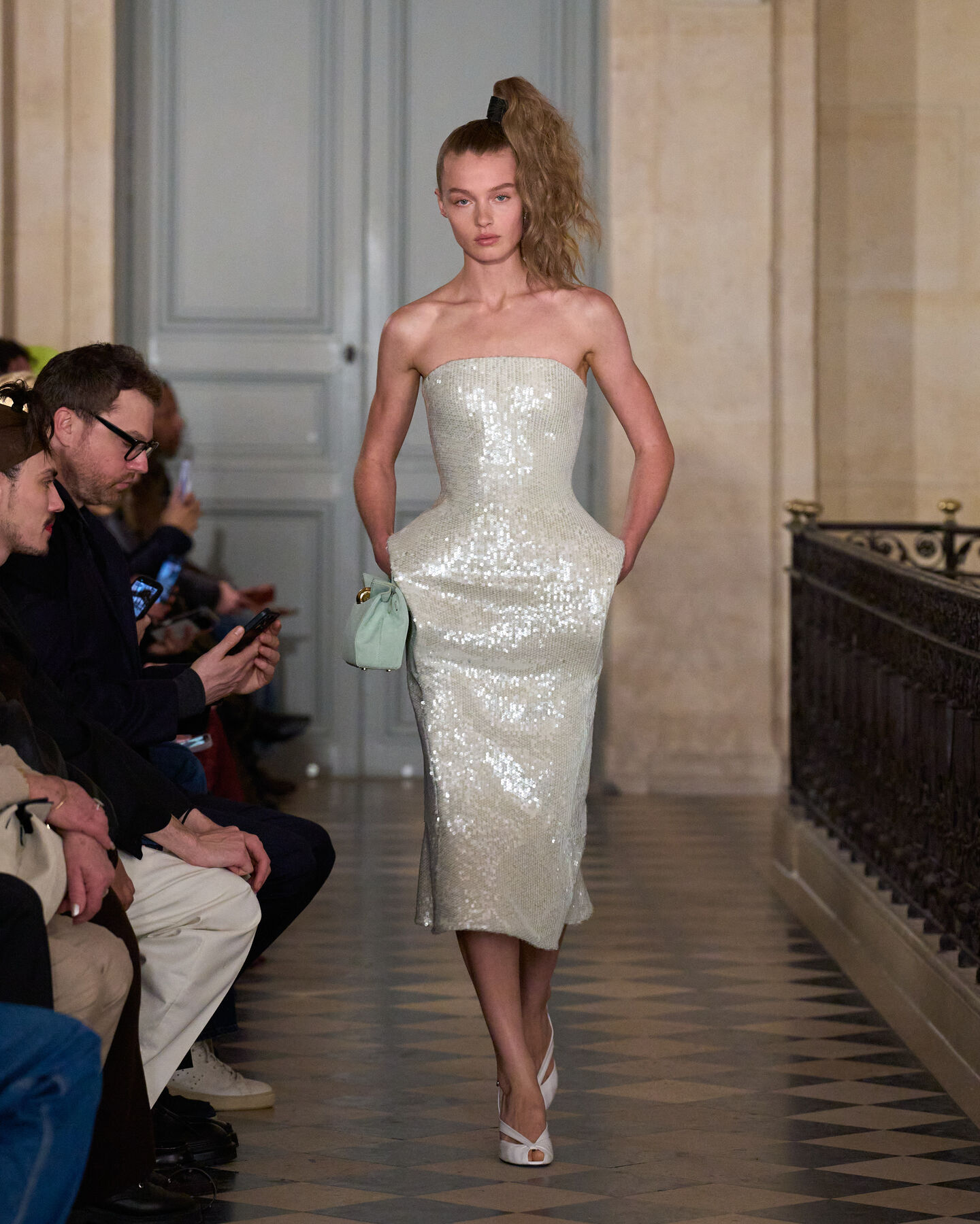 Look 60
